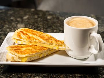 TOSTADAS CUBANAS Y CAFÉ CON LECHE - CUBAN TOAST AND CAFÉ LATTE