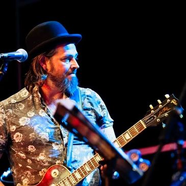 Stevie Smith with his Les Paul Gibson guitar