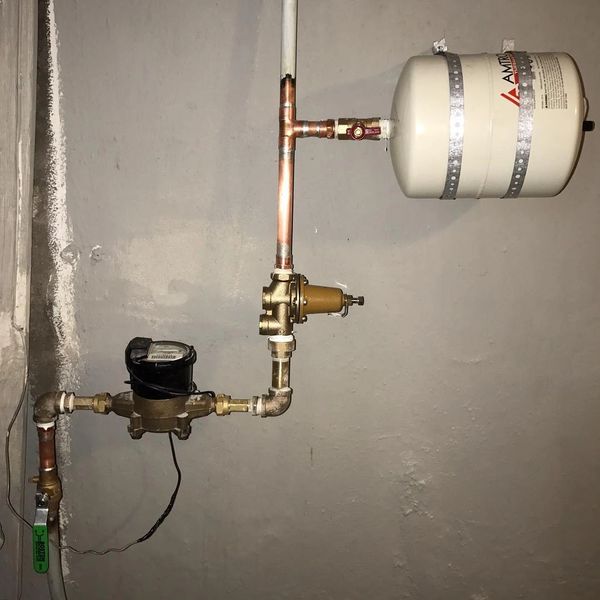 Pressure reducer valve and expansion tank