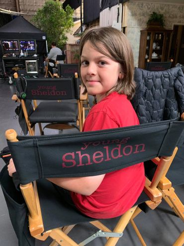 Elliott on the set of Young Sheldon