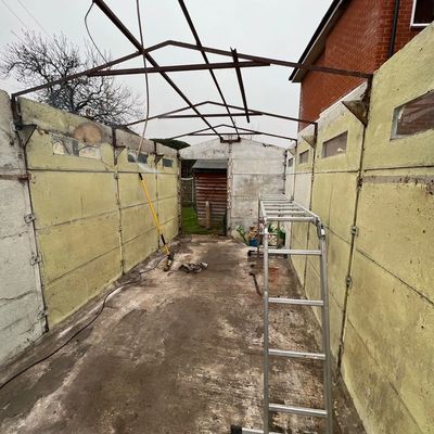 Garage being dismantled in Fordingbridge