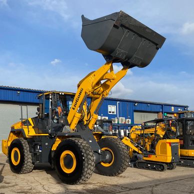 Front end loader training with a Liugong machine