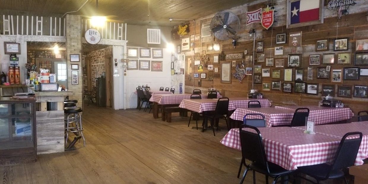 Whizzerville Hall, Pizza, Small town dining, family atmosphere, McMahan Texas