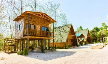 Contamos con 6 Cabañas que albergan desde una pareja, hasta una familia grande.