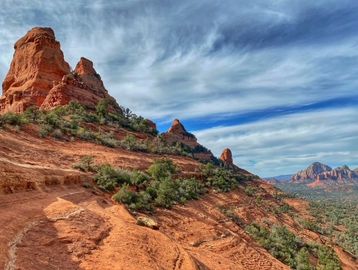Enjoy the best loop hiking tours in Red Rock Country with our team of Sedona Hiking Guides.