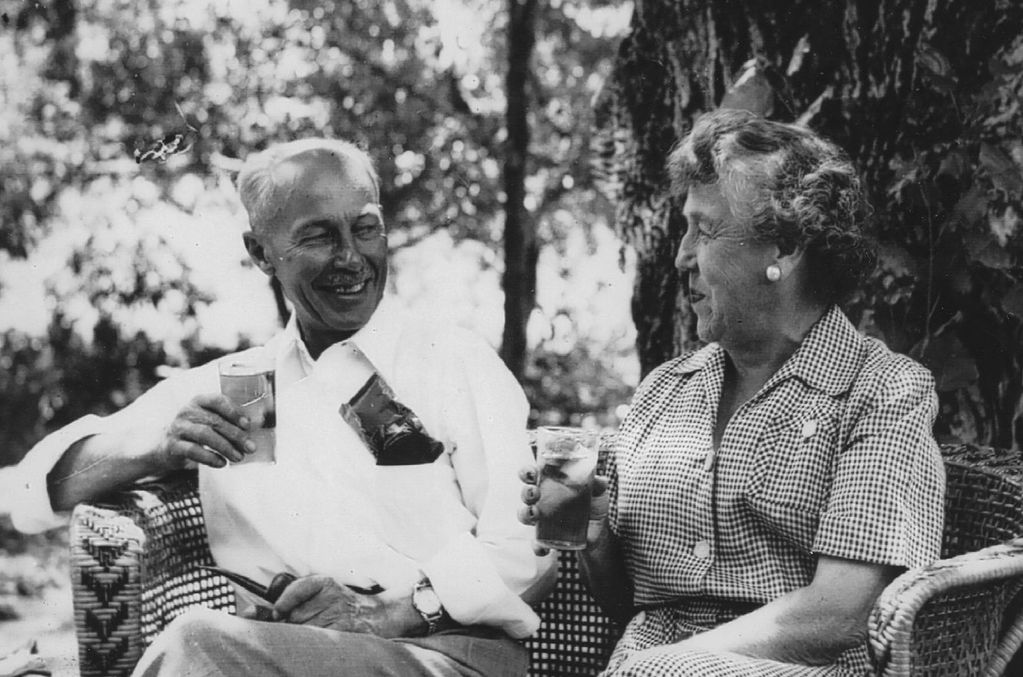 Bill and Dorothy Beck enjoy an evening cocktail.