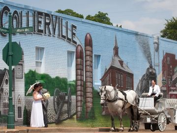 Collierville photographer. Collierville Town Square. Horse and carriage with bride and groom. Gray P