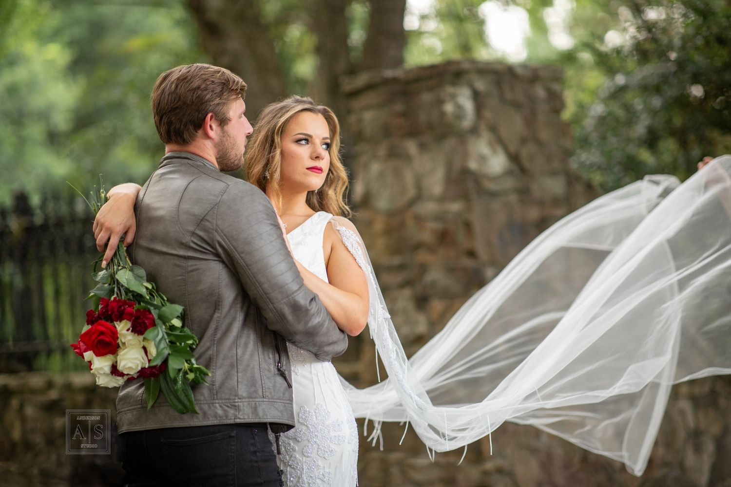 White Raven Manor. Fresh red and white roses. Veil flying photo.
