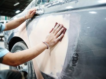 Réparation de rouille sur voiture.