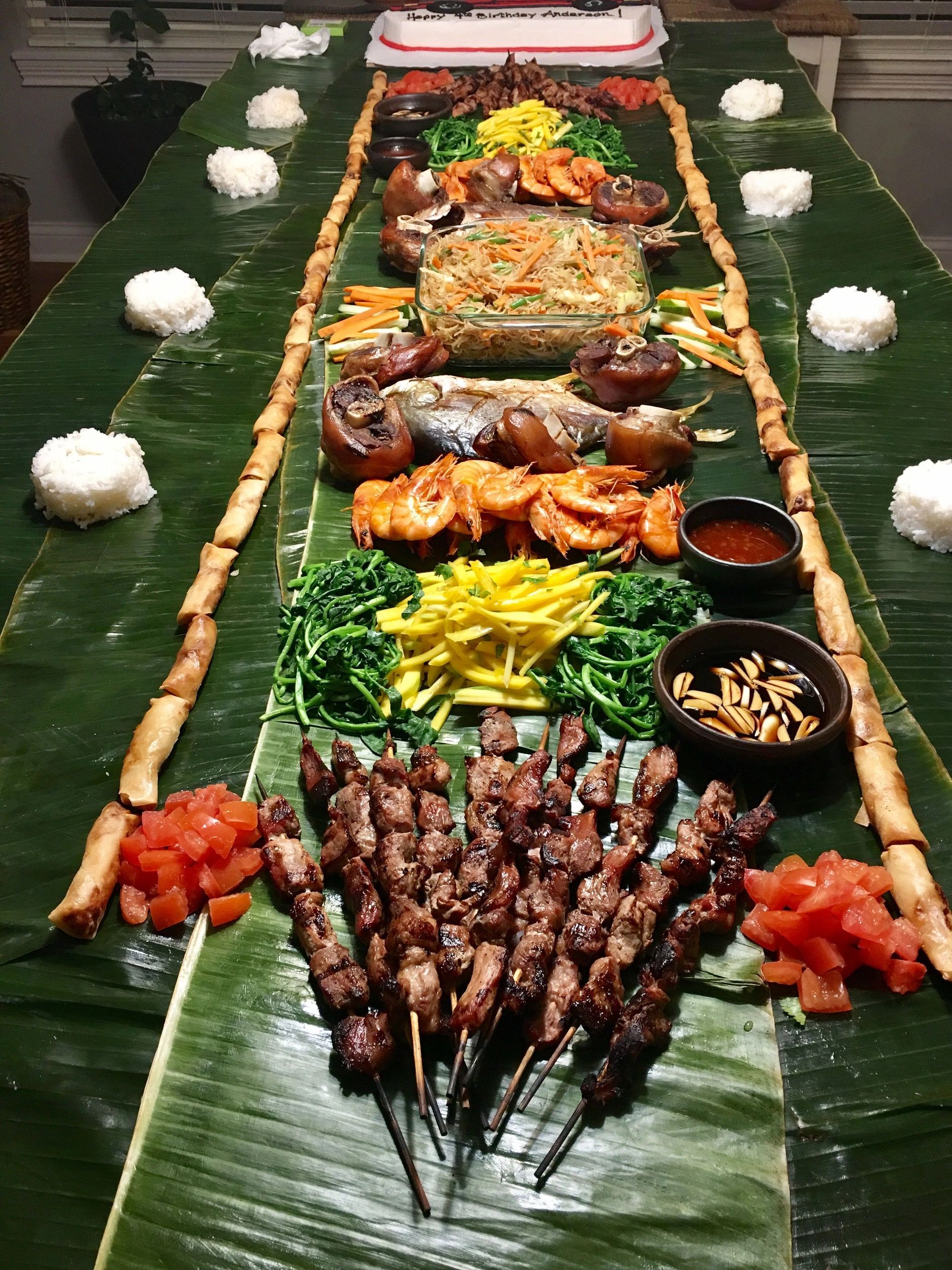 BUDOL FIGHT ! 
TRADITIONAL FILIPINO SHARING OF MEAL