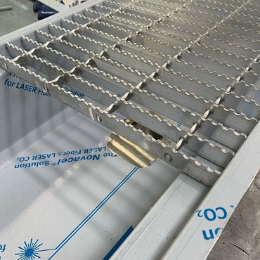 Stainless steel trough with aluminum grating