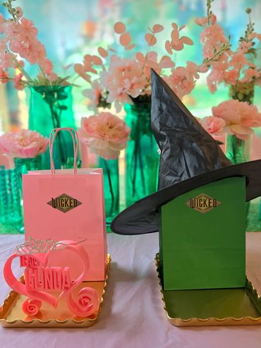 THE PROPS
Children are loaned a
Glinda tiara or Elphaba witches hat to wear whilst they craft