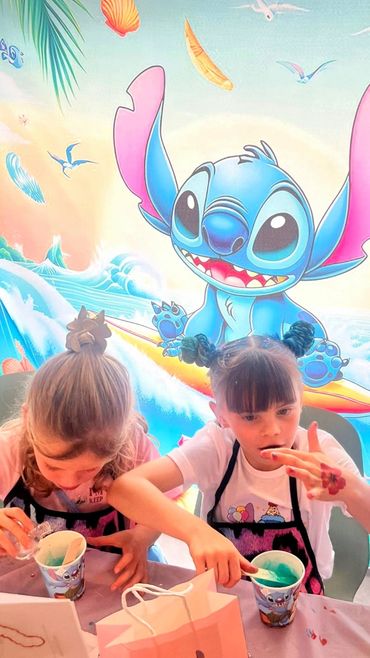 THE SLIME
They will make glittering slime with shell sequins and fireflies.