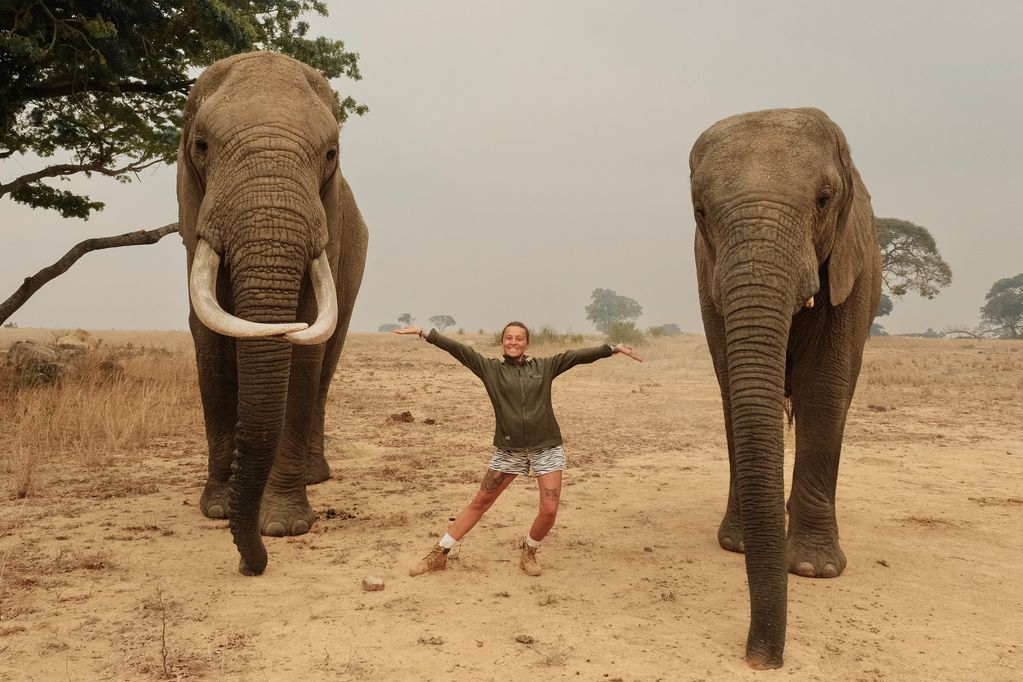 Morgane, votre guide, au milieu de deux éléphants