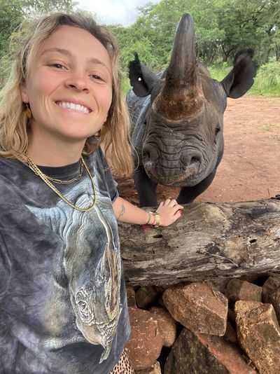 Morgane, votre guide, et un rhinocéros noir en selfie