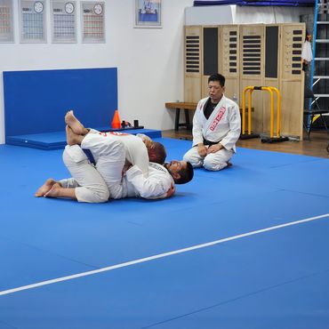 Gracie Barra El Monte sport jiu-jitsu class. Teaching and training the closed guard technique.