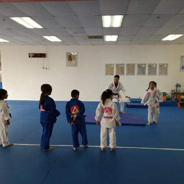 Kids classes at Gracie Barra El Monte. Children and adults, all ages.
Mount jiujitsu
