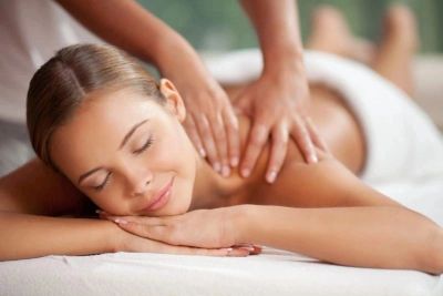 Mujer disfrutando un masaje relajante.