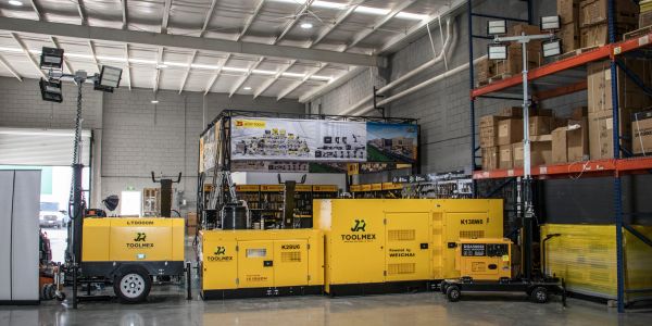 Equipo industrial amarillo en almacén.