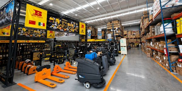 Tienda industrial con herramientas y equipos.