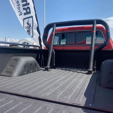 Interior de la caja de una camioneta con barra antivuelco.