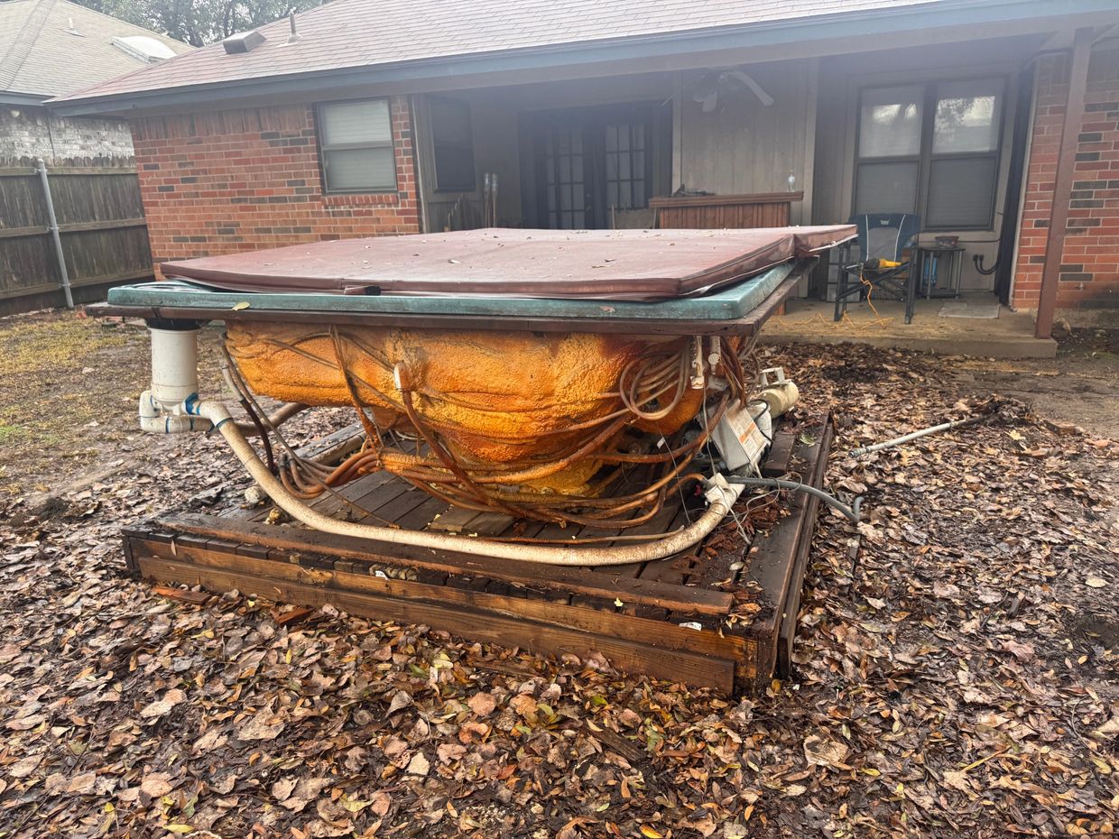 Fast and professional hot tub removal in Fort Worth. We handle the heavy hauling, and disposal.