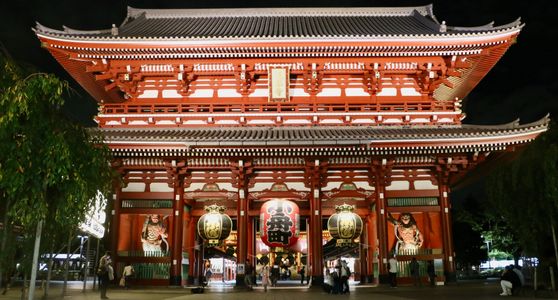 Kaminari-mon, the main gate to Sensō-ji temple, Asakusa, Tokyo