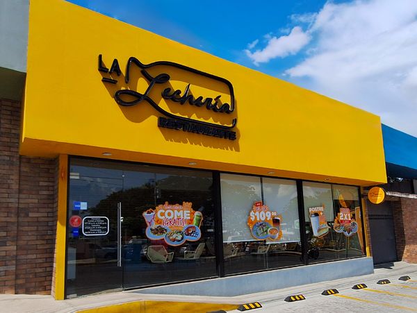 Ubicanos con la fachada de La Lecheria