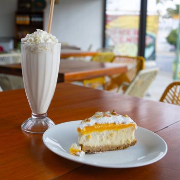 Disfruta un rico pastel y una malteada de vainilla.