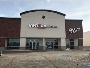Verizon Wireless store with AAA office next door and parking lot in front.