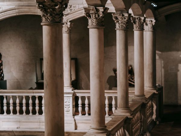 Columnas clásicas en un edificio histórico.