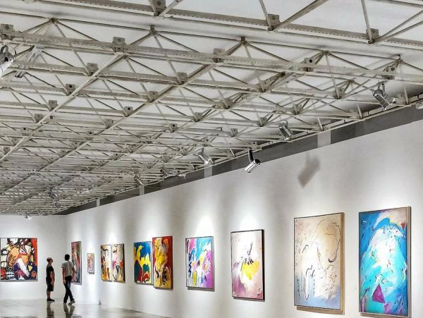 Exposición de arte moderno en galería amplia.