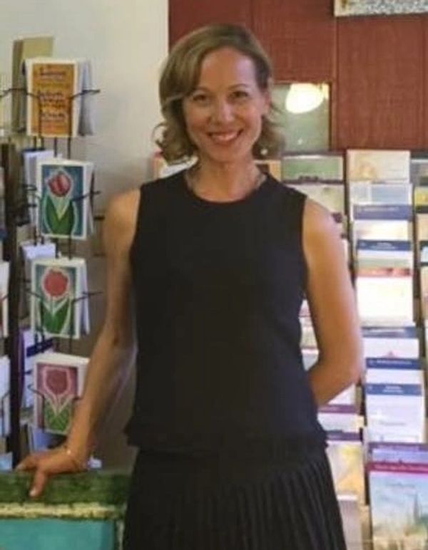 Photo of artist Alice Katherine at a gift shop in Arizona 