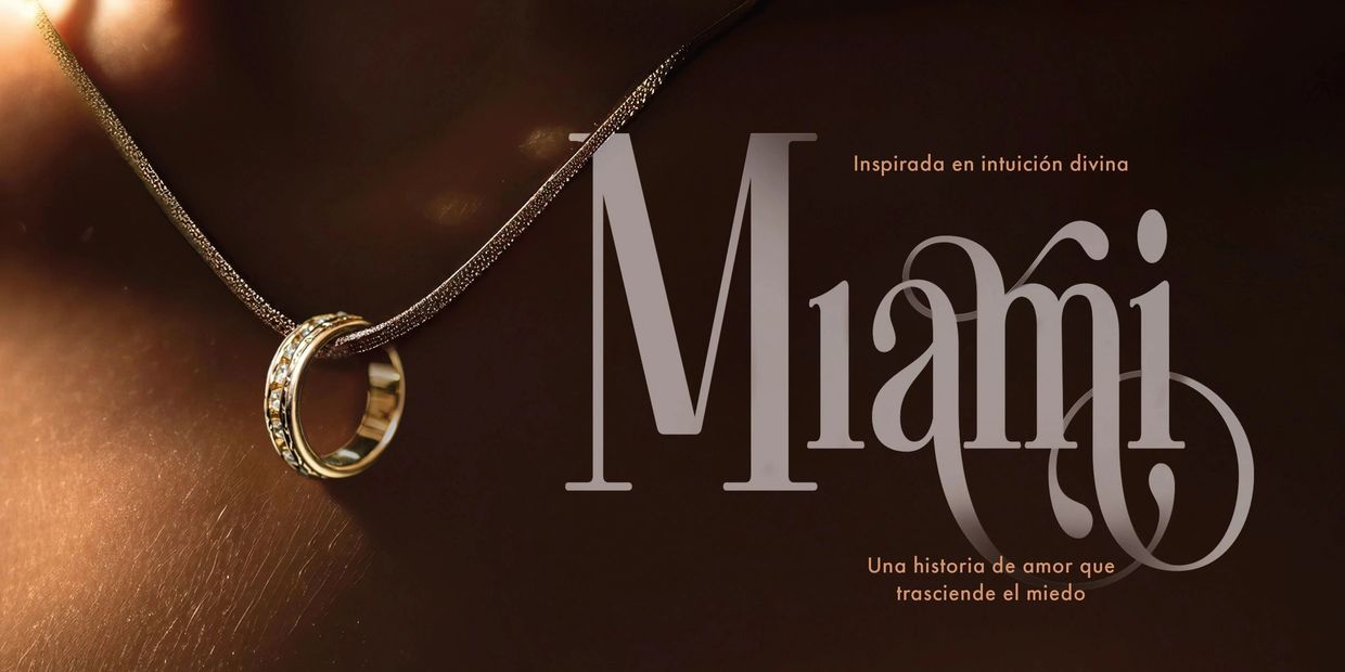Collar dorado con anillo colgante y texto sobre amor y divinidad en fondo oscuro.