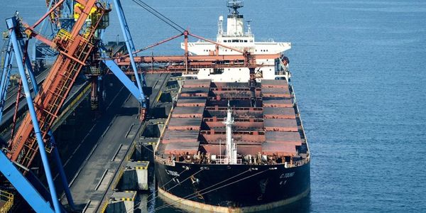 Oil container ship Stay on yard