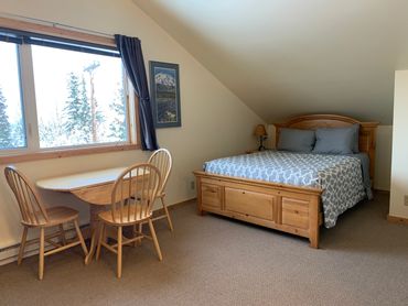 Lynx Den Queen Size Bed