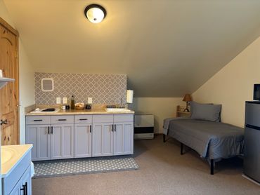 Lynx Den Kitchenette & Twin Bed