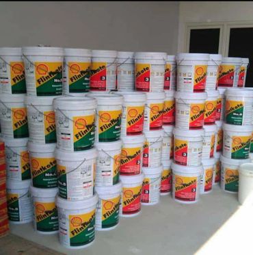 Stacks of Shell Filnhote lubricant buckets in various colors.