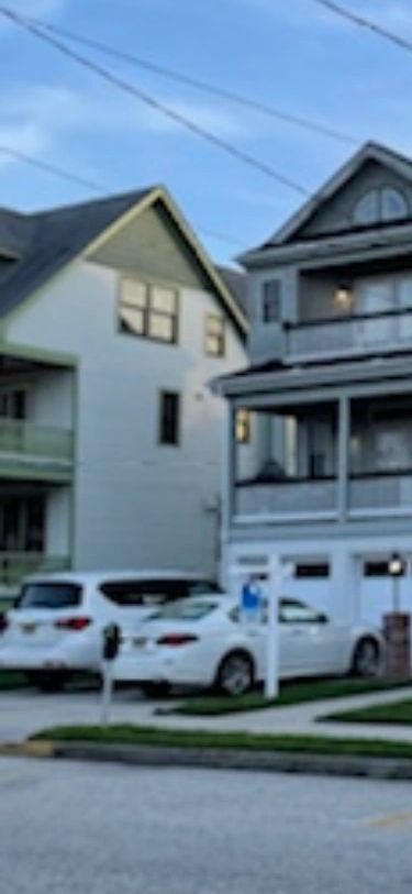 5 bedrooms 4 baths
500 feet from beach