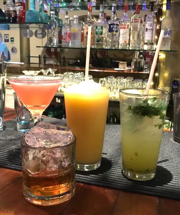 Refreshing cocktails, ice-cold Mexican beer, Singha, and fine wines / Cocteles, cervezas y vino fino