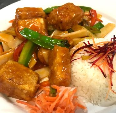 Numerous vegan/vegetarian selections like Tofu a la Bangkok. Comida vegetariana y vegana.