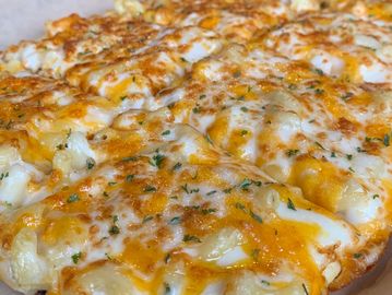 A super cheesy macaroni and cheese pizza