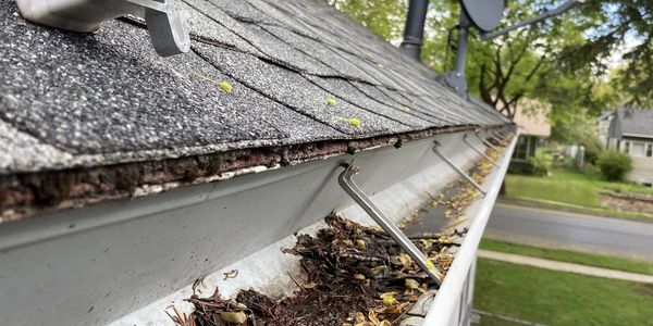 A gutter needing repairs in Kalispell before Flathead Valley Gutter Cleaners repaired the gutter.