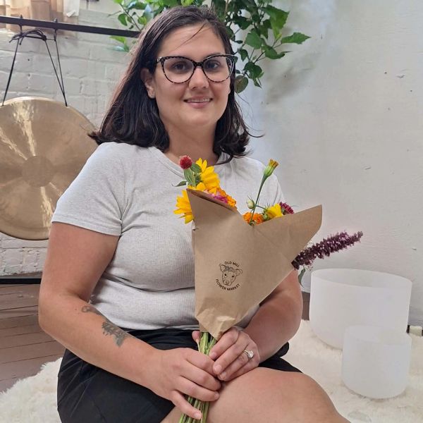 Woman holding a bouquet with flowers.
