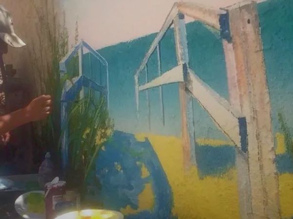 Master Moi Camacho in the creation of a mural oudoors