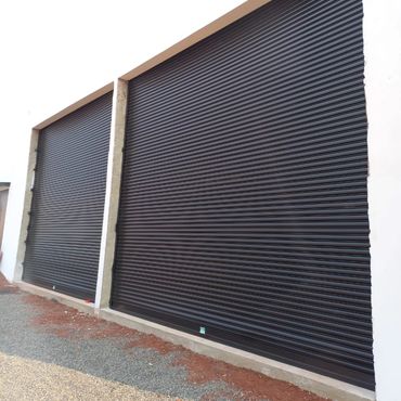 Portas de aço com pintura eletrostática execução própria na fábrica.