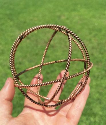 Explore the balance of our STU Cubit TFG, featuring 4 twisted copper wire rings. Crafted with care, this harmonizer creates positive energy and frequency healing into your space.
Simply use it on you arm or place on your body. If you are dealing with arthritis pain, it will help to heal the muscles and joints.
You may also use it in your garden, around a glass of water or vegetables. nature loves the energy of the tensor field.