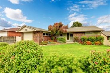 Kathy Stewart, real estate agent in Seattle Rainer Beach, Washington helping buyers and sellers