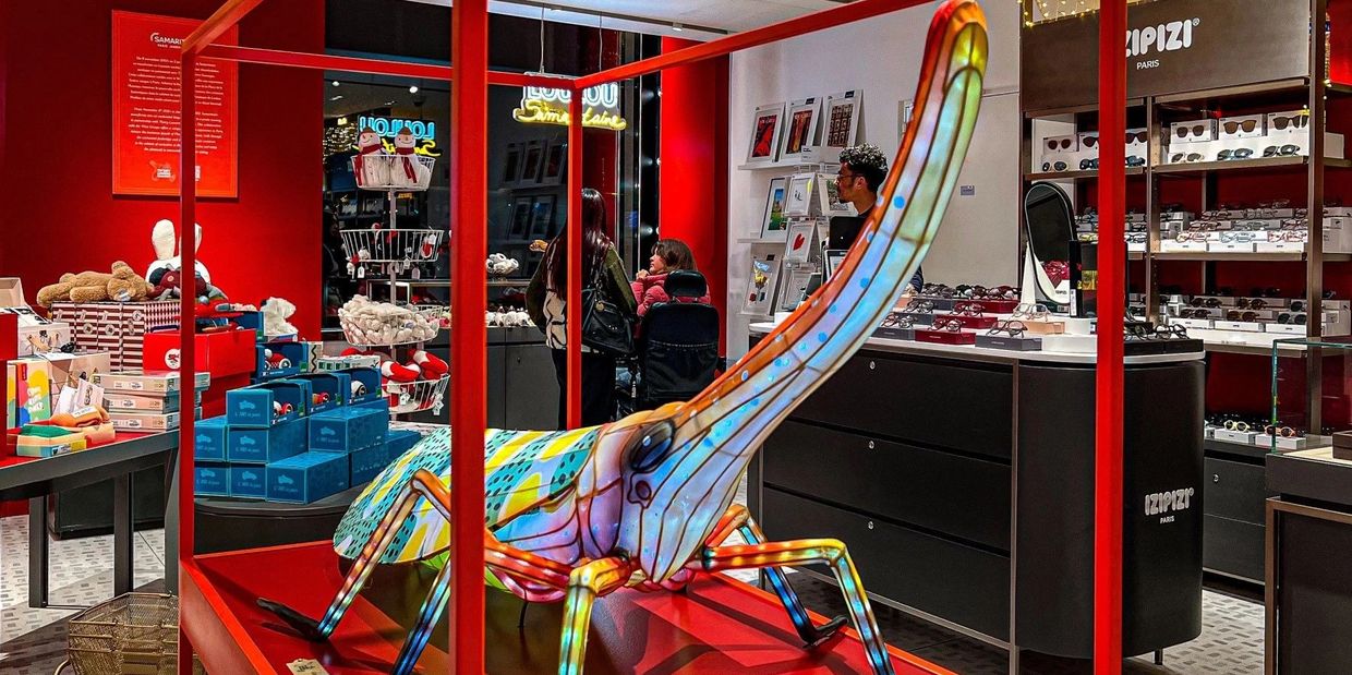 Luxury store artistic light display and decoration