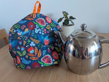 Bright tea cosy for 20cm high teapot.